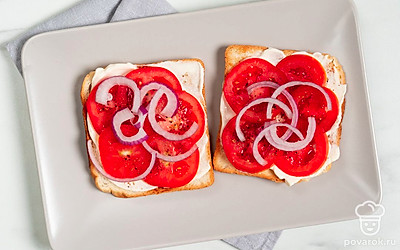 При подаче украсьте бутерброды полукольцами красного лука.