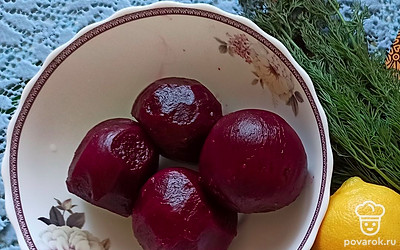 Отварите свеклу до готовности. Готовность проверьте ножном. Остудите свеклу и очистите.