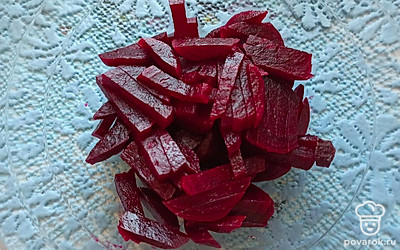 Нарежьте свеклу крупной соломкой.