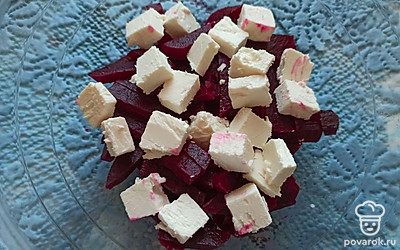 Сыр Сиртаки порежьте кубиками и добавьте к свекле.