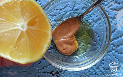 Для соуса смешайте оливковое масло, горчицу, черный перец и лимонный сок.