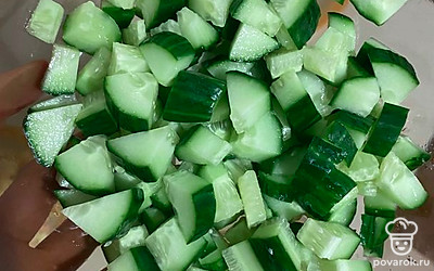 Огурцы я мелко нарезаю в миску