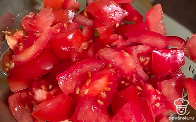 Нарезаю помидоры. Можно и крупно нарезать овощи, на ваш вкус.