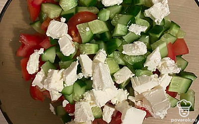 Режу сыр. Можно использовать и фету, и сиртаки, и рассольный.