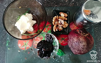 Подготовить все ингредиенты. Свеклу отварить (у меня была уже отварная), чернослив залить кипятком на пару минут. 