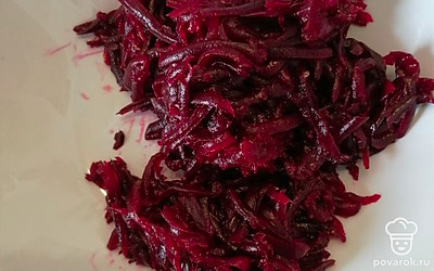 Свеклу почистить и потереть на крупной тёрке. 