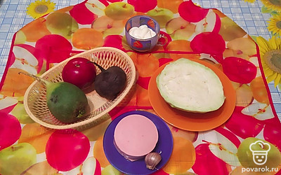 Подготовьте все ингредиенты. Редьку и яблоко помойте, свеклу отварите.