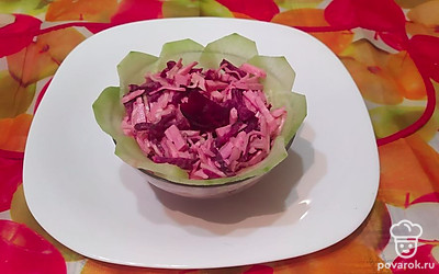 Все смешайте с майонезом, выложите в салатник, украсьте слайсами редьки.