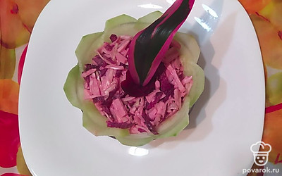 Для эффектной подачи украсьте листиком красного щавеля. Салат хорошо сочетается с отварным или жареным картофелем.