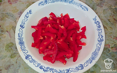 Болгарский перец нарезаем кусочками. 