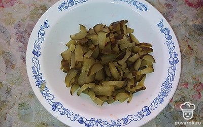 Маринованные огурцы нарезаем соломкой. 