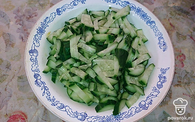 Свежие огурцы нарезаем соломкой. 