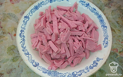 Колбасу нарезаем соломкой. 