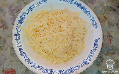 Сыр натираем на крупной терке. 