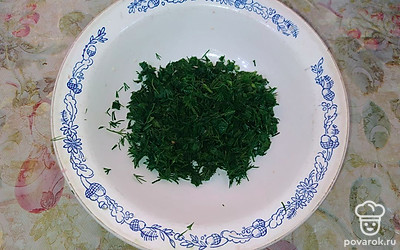 Укроп мелко режем. 