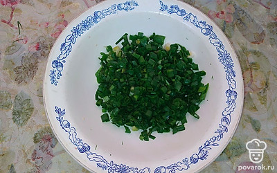 Лук зелёный мелко режем. 