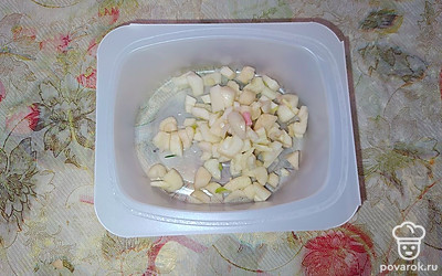 Чеснок мелко режем. 