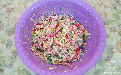 Все ингридиенты смешиваем в миске и заправляем майонезом. 