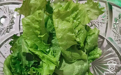 Порезать салатные листья. 