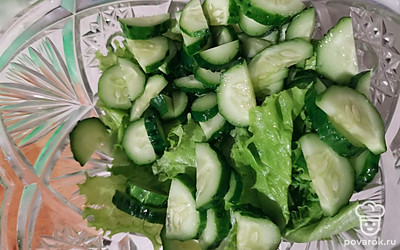 Порезать огурцы. 