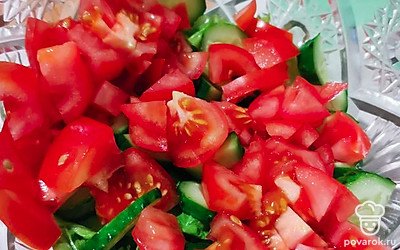 Порезать помидоры. 