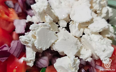 Нарезать красный лук и сыр, заправить соевым соусом и перемешать. 