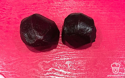 Сначала запечём свеклу. Хорошо помоем, обсушим, завернем в фольгу каждую и отправим в духовку на 40-60 минут при 180 градусах. Можно просто отварить, но запечённая свекла гораздо вкуснее, она насыщенная и сладкая. Достаем свеклу, очищаем от кожуры.