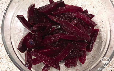Нарезаем на брусочки. Дальше приготовим заправку. Смешиваем оливковое масло, яблочный уксус, сушеный чеснок, соль и любимые приправы (у меня прованские травы), щепотку соли. Заливаем свёклу и перемешиваем.