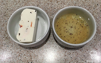 Сыр нарезаем на произвольные кусочки.