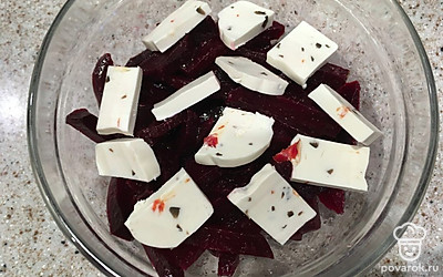 Выкладываем сверху на свёклу и перемешаем ещё раз.