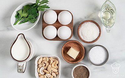 Вымойте и обсушите бумажными полотенцами яйца. Ополосните веточки зелени. Подготовьте сковороду и блендер.