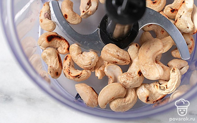 Положите в чашу блендера подсушенные кешью.