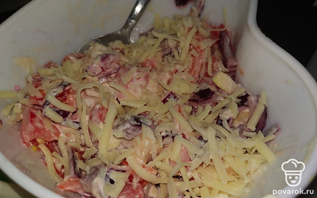 Салат «Изюминка» с сыром — Рецепт с фото