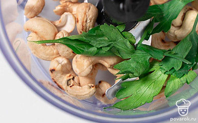 Добавьте к орехам веточки свежей зелени.