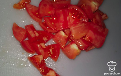 Нарезаем помидор на небольшие кусочки.