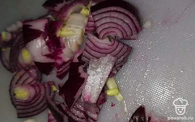 Лук режем пополам, еще раз пополам и треугольниками.