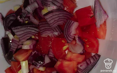 Добавим лук к помидорам.