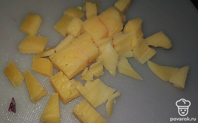 Сыр нарезаем на небольшие куски. 
