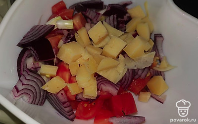 Добавим сыр к салату.