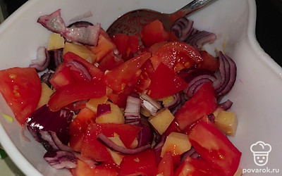 Добавить соль и перемешать. 