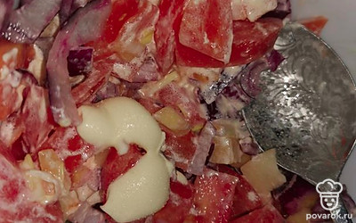 Добавить майонез по вкусу и перемешать. 