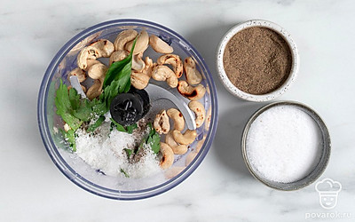 Всыпьте в блендер кокосовую стружку, соль и перец по вкусу.