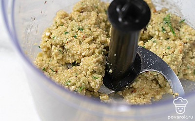 Влейте в начинку растительное масло. После этого хорошо измельчите ингредиенты, чтобы получилась однородная масса.