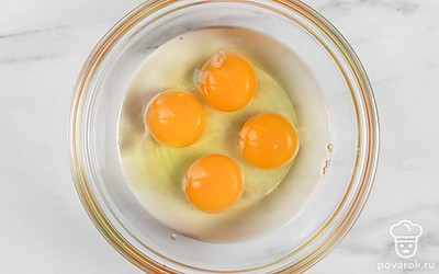 Разбейте яйца в небольшую миску.