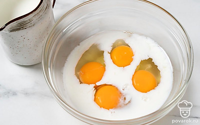 Влейте к яйцам молоко.