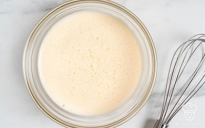 При помощи венчика взбейте ингредиенты до однородной смеси.
