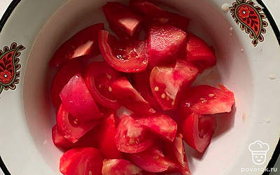 Помидоры помыть, нарезать крупно.