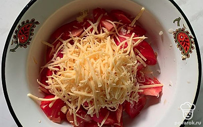 Добавить натертые на мелкой терке сыр и чеснок. Приправить майонезом напополам со сметаной. Посолить, перемешать.