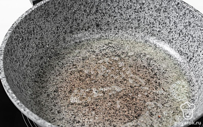 Поставьте сковороду на огонь. Положите в нее сливочное масло и дождитесь, когда оно полностью растопится.