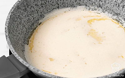 Влейте в сковороду немного молочно-яичной смеси. Распределите ее по всей поверхности.